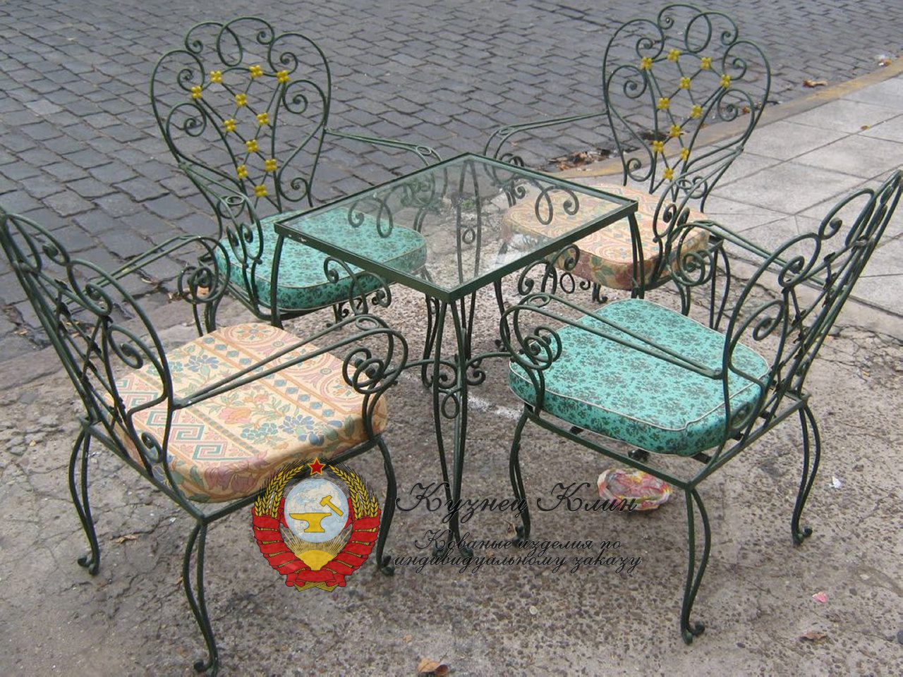 Кованый кофейный столик со стульями