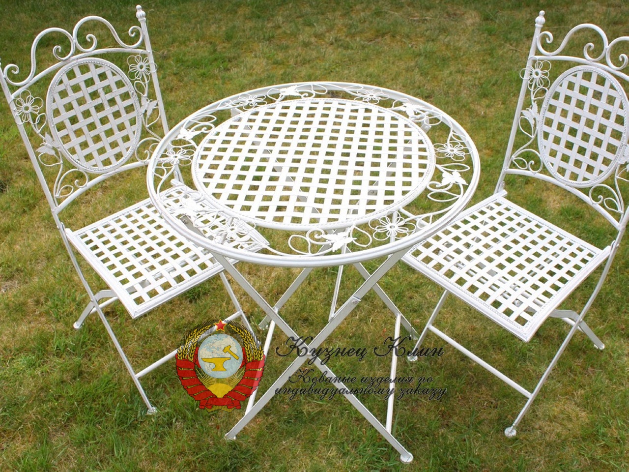 Набор садовой кованой мебели столик и два стула в белом цвете