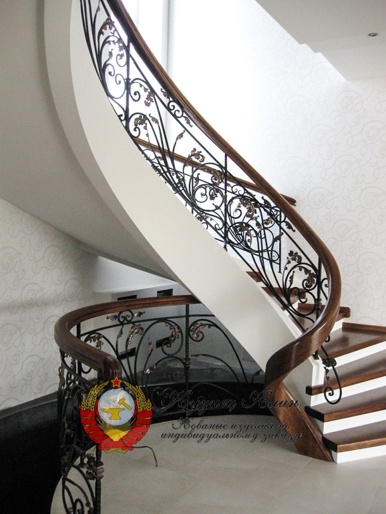 Винтовая лестница с декоротивным приглашением