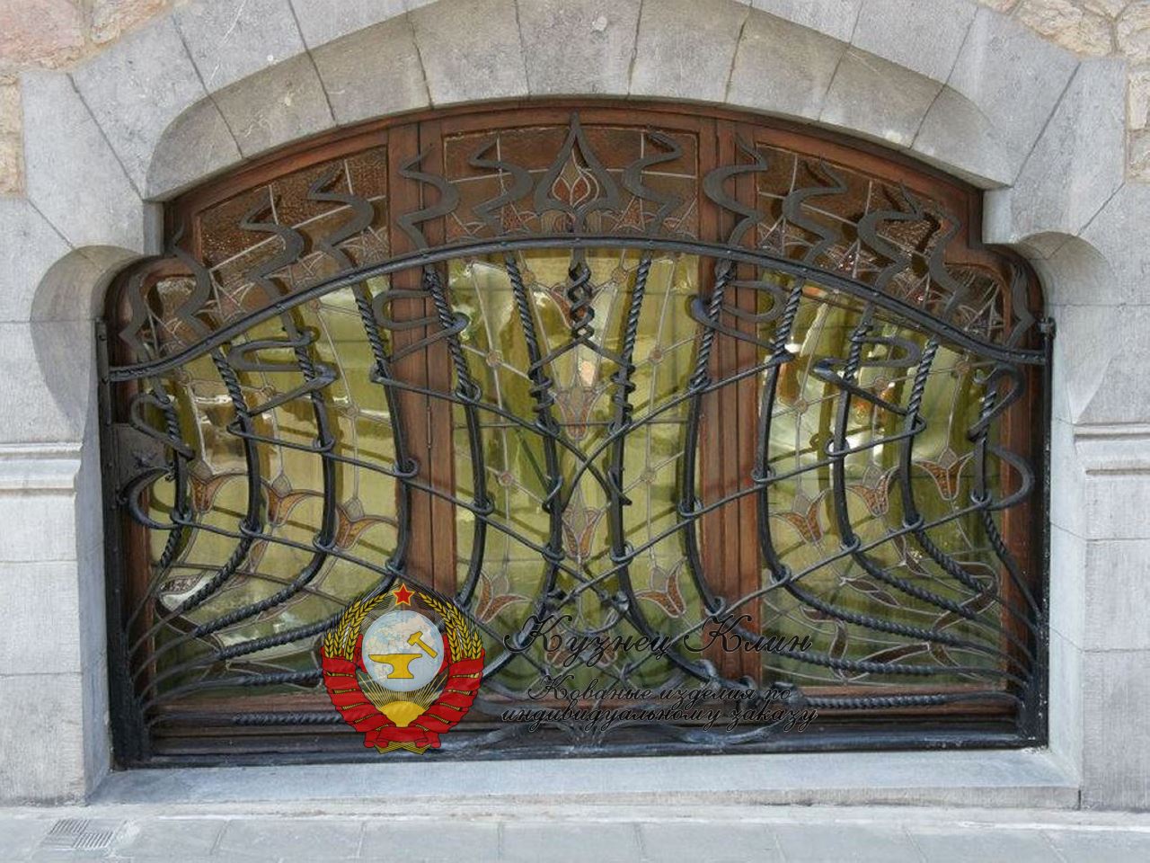Кованая оконная  решетка в стиле модерн