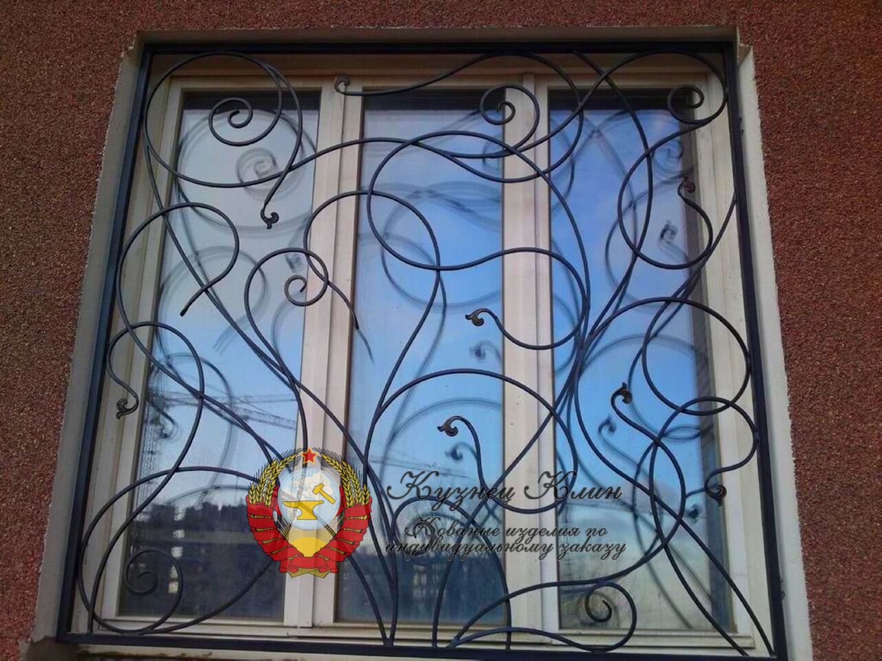 Кованая оконная  решетка с рисунком в стиле модерн