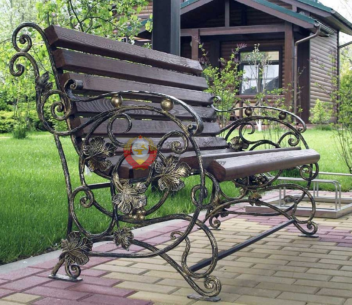 Кованая лавочка с листьями