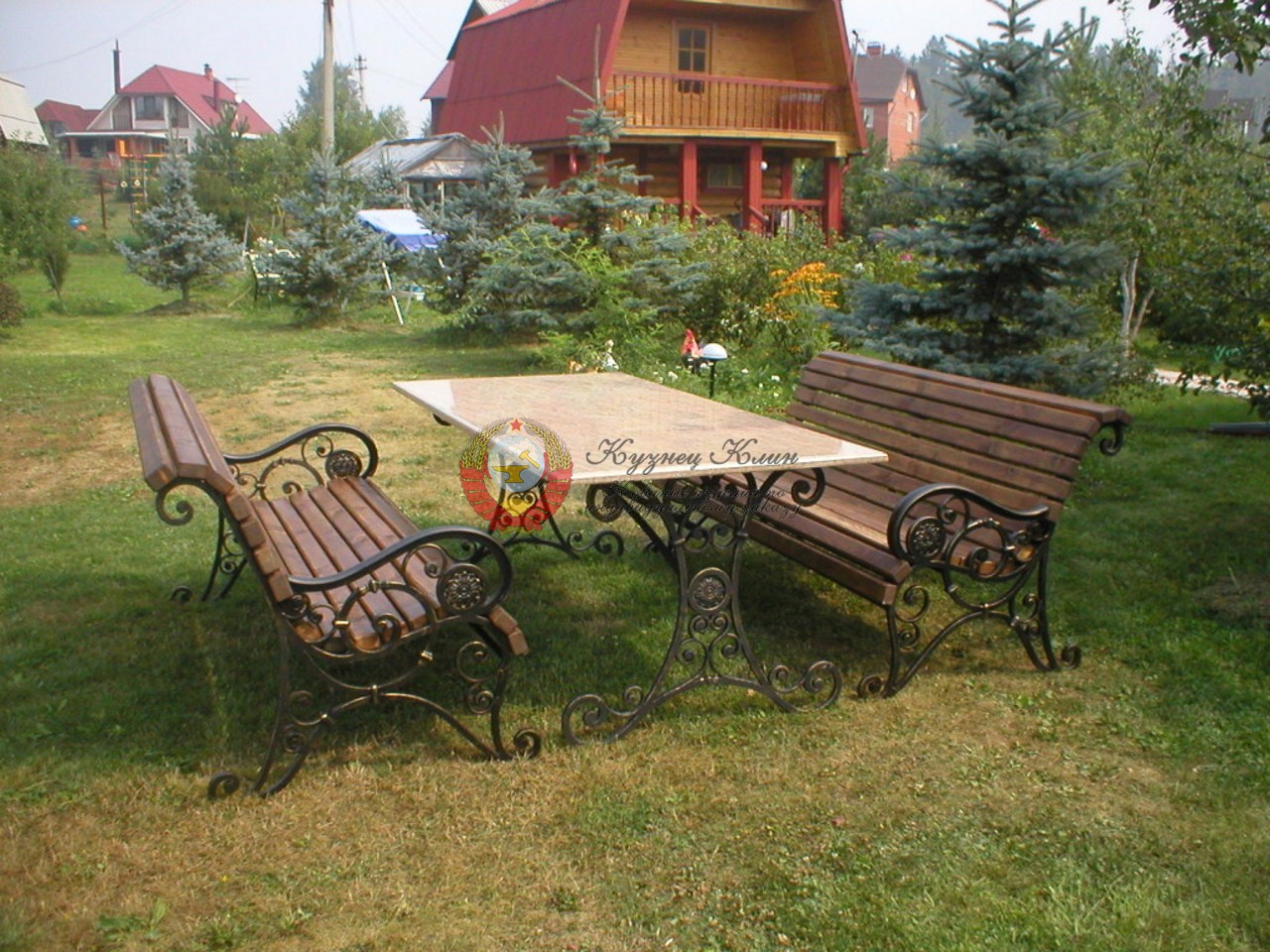 Кованые лавочки и стол уличные