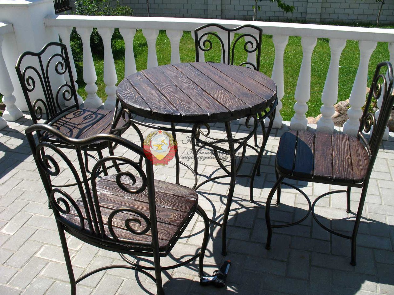Кованые стол и табуреты