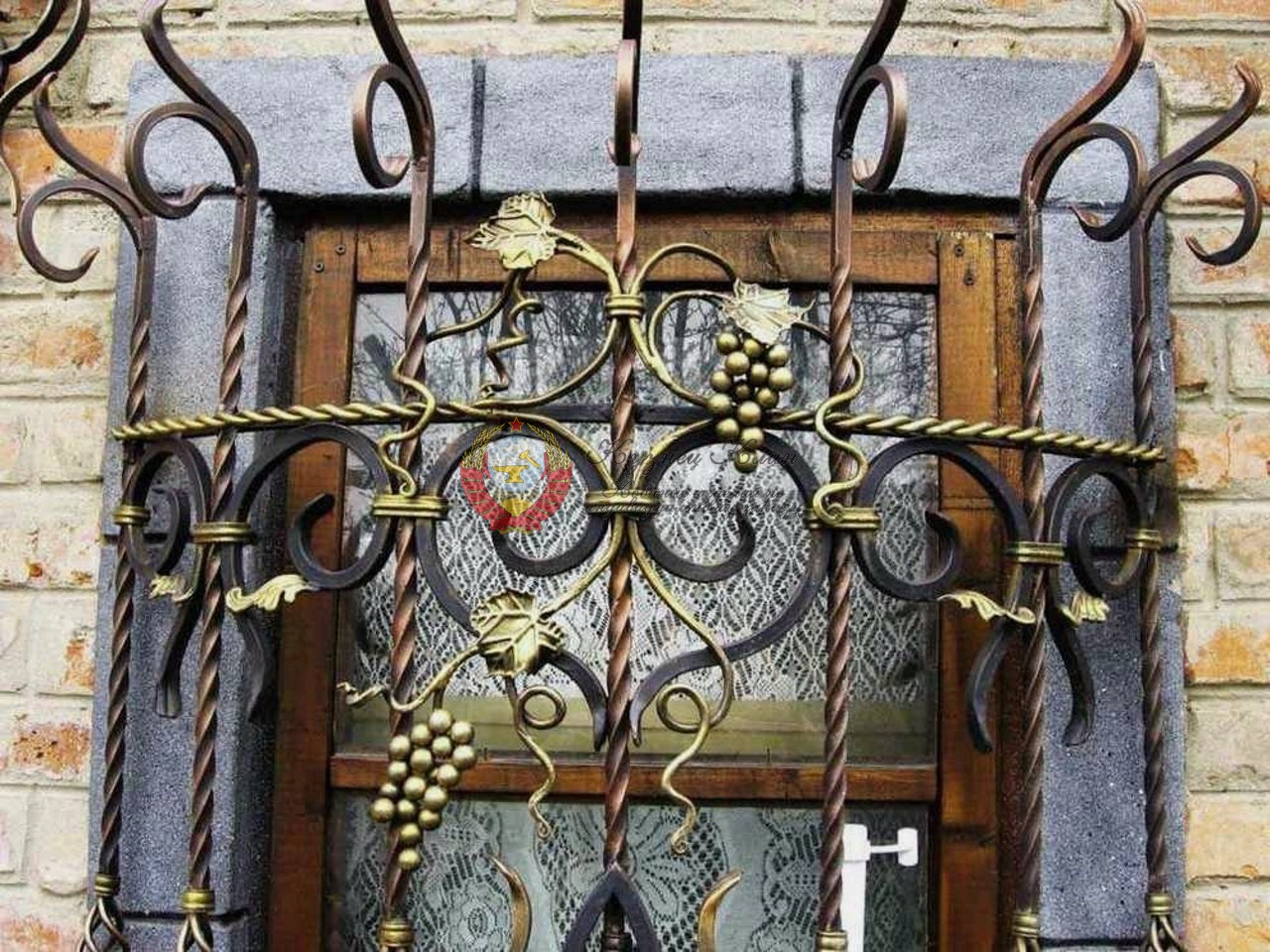 Дуговая кованая решетка с виноградной лозой