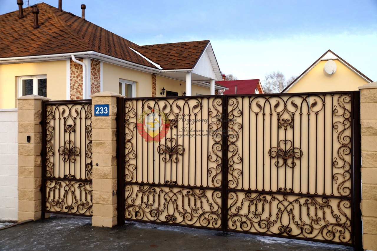 Ковка на воротах на бежевом фоне