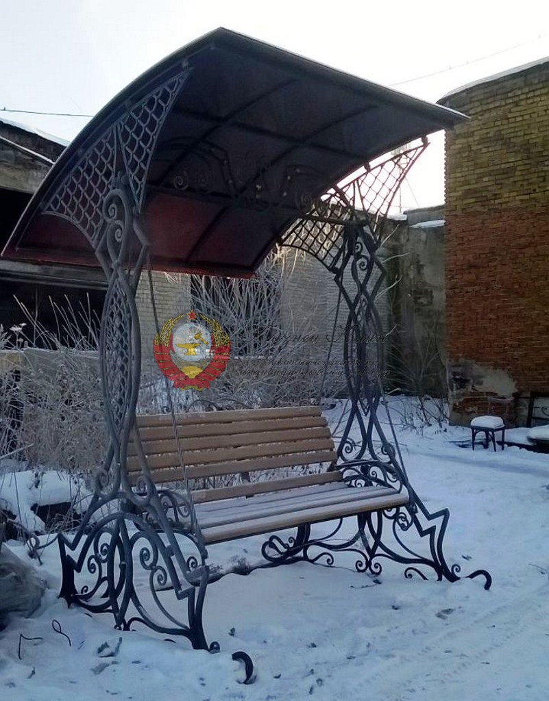 Кованые качели с металлической крышей