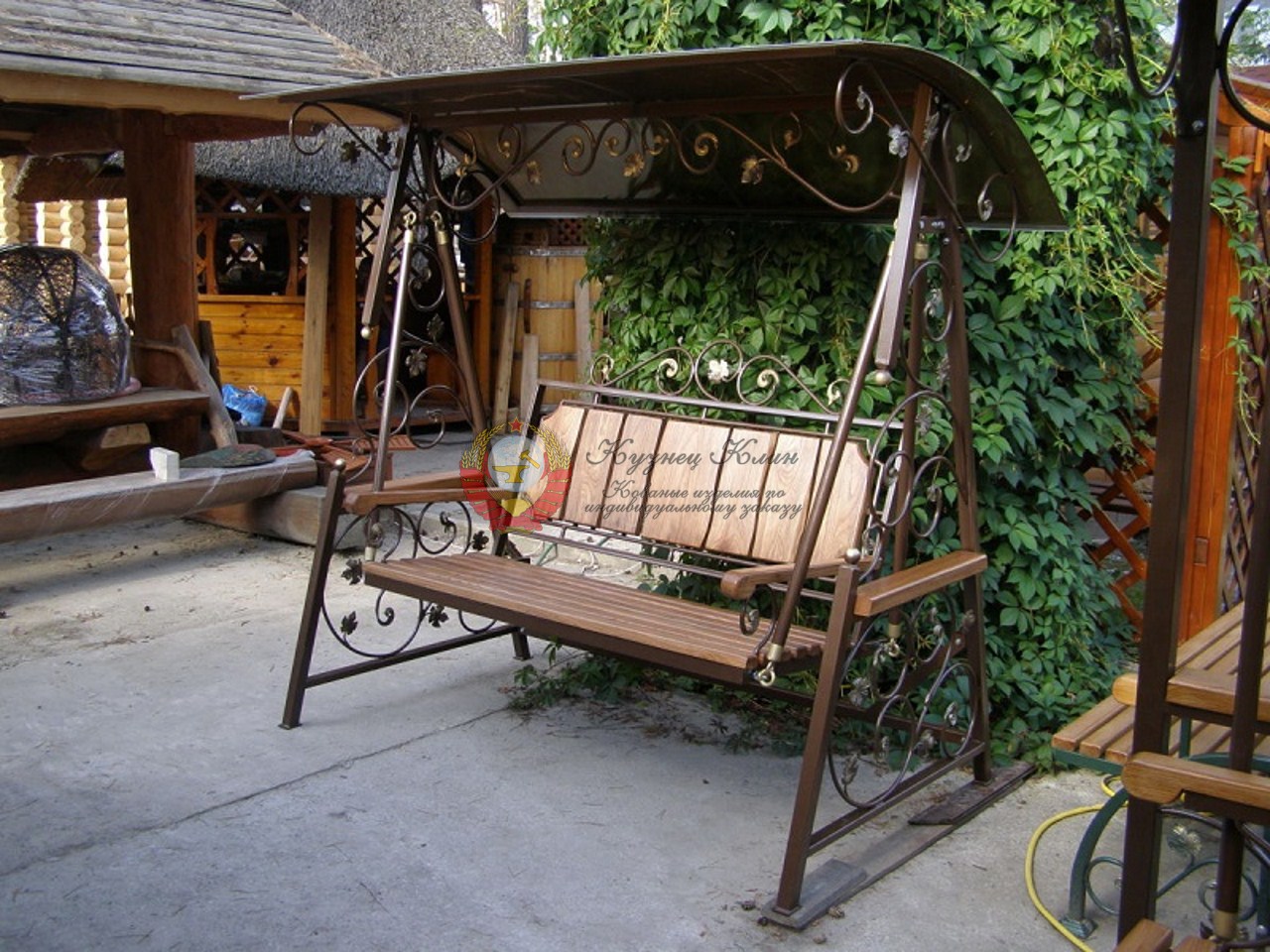 Кованые качели с прямой спинкой и деревом
