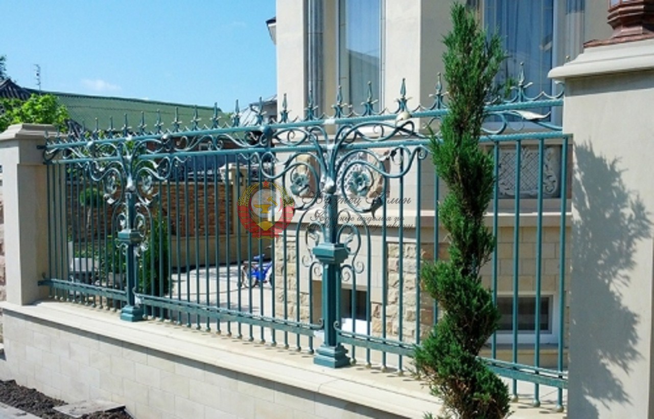 Кованый забор работы дизайнеров и архитекторов