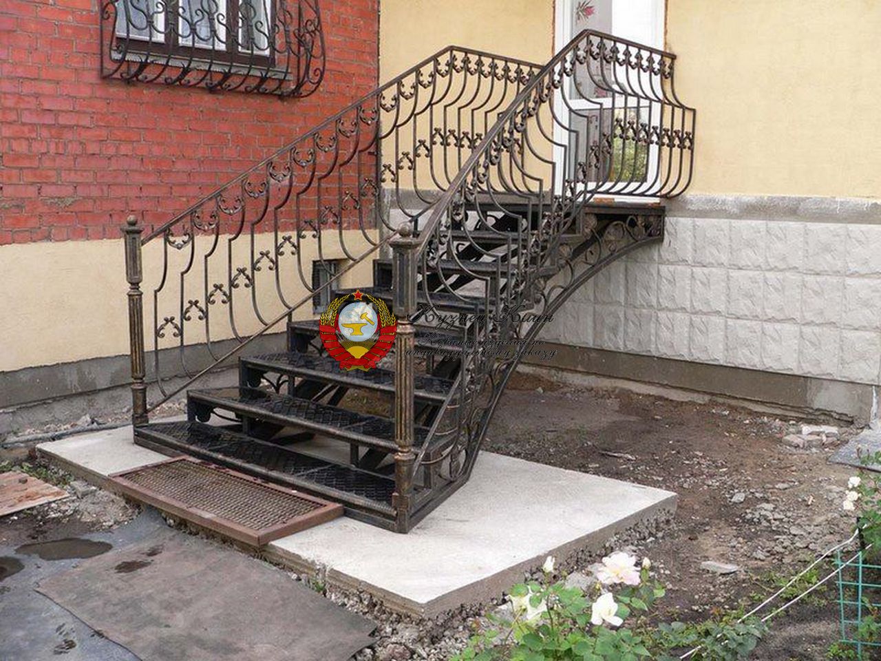 Кованое крыльцо с перилами