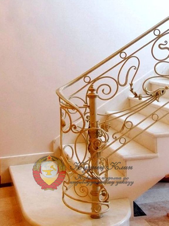 Кованый столб с разворотом