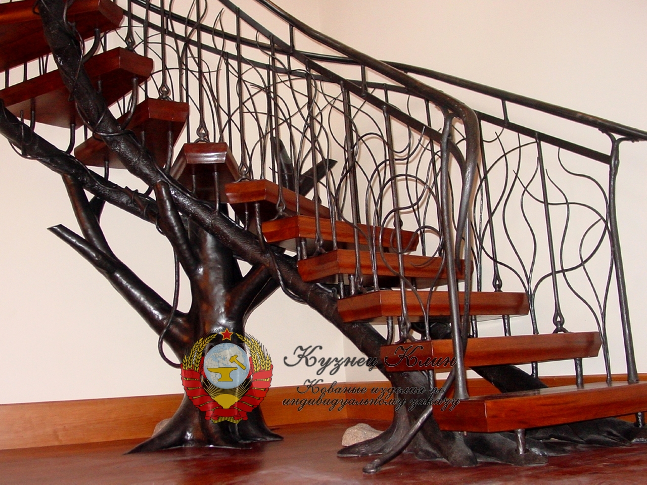 Кованая лестница дерево