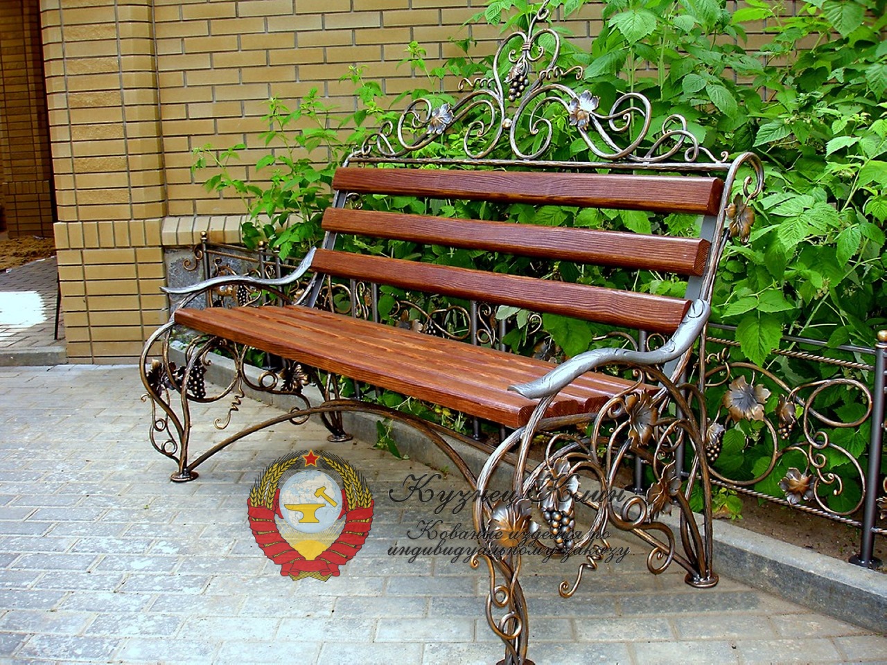 Кованая скамейка с дубовыми рейками