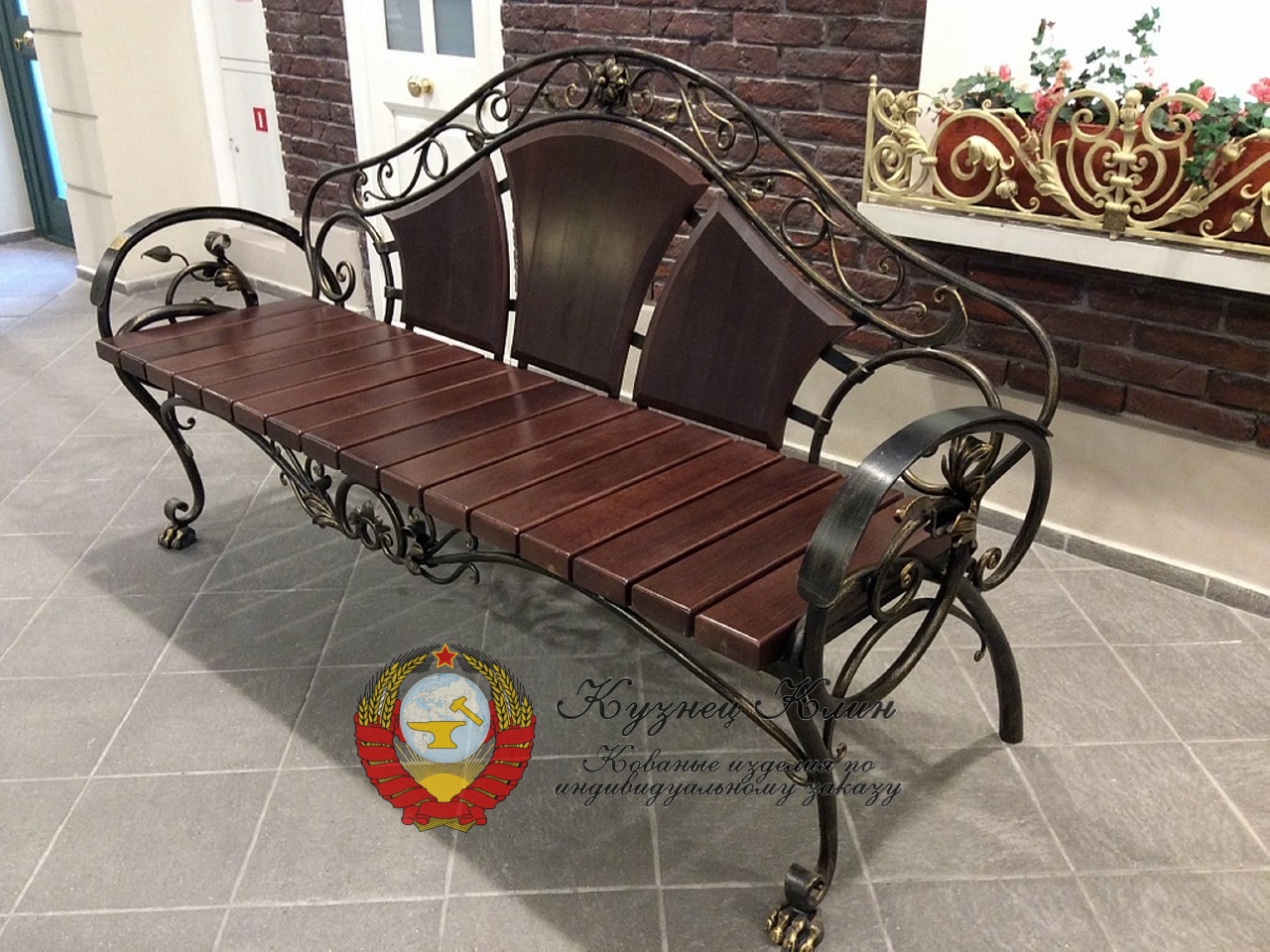 Скамейка кованая с отделкой ясенем