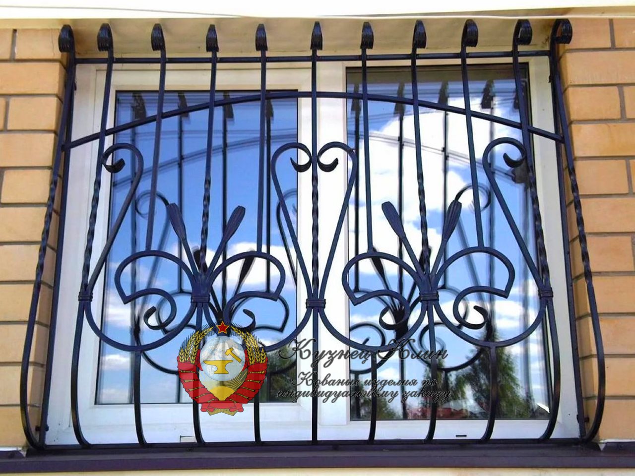 Кованая решетка с верхними гусаками