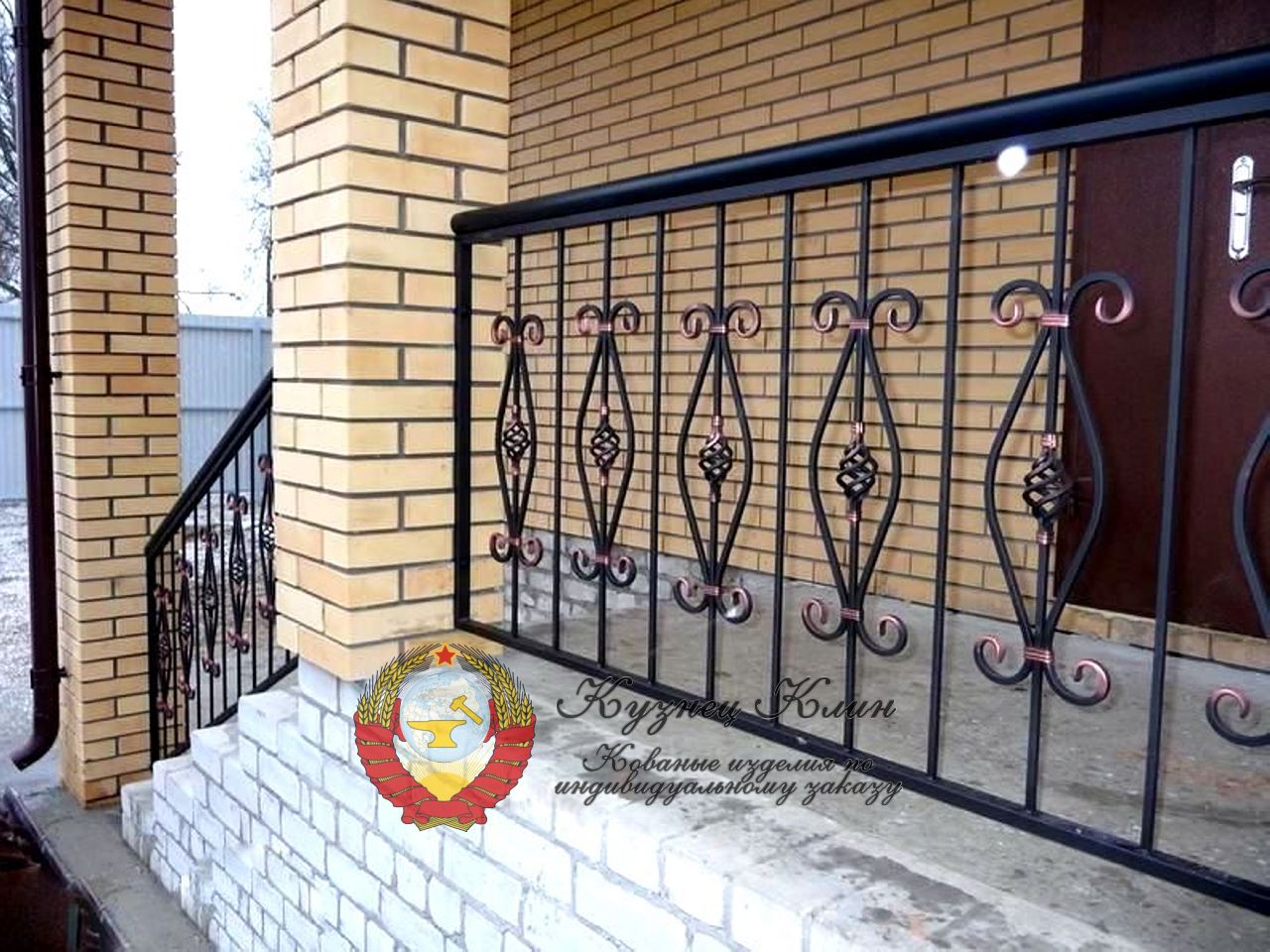 Кованые перила с простыми балясинами