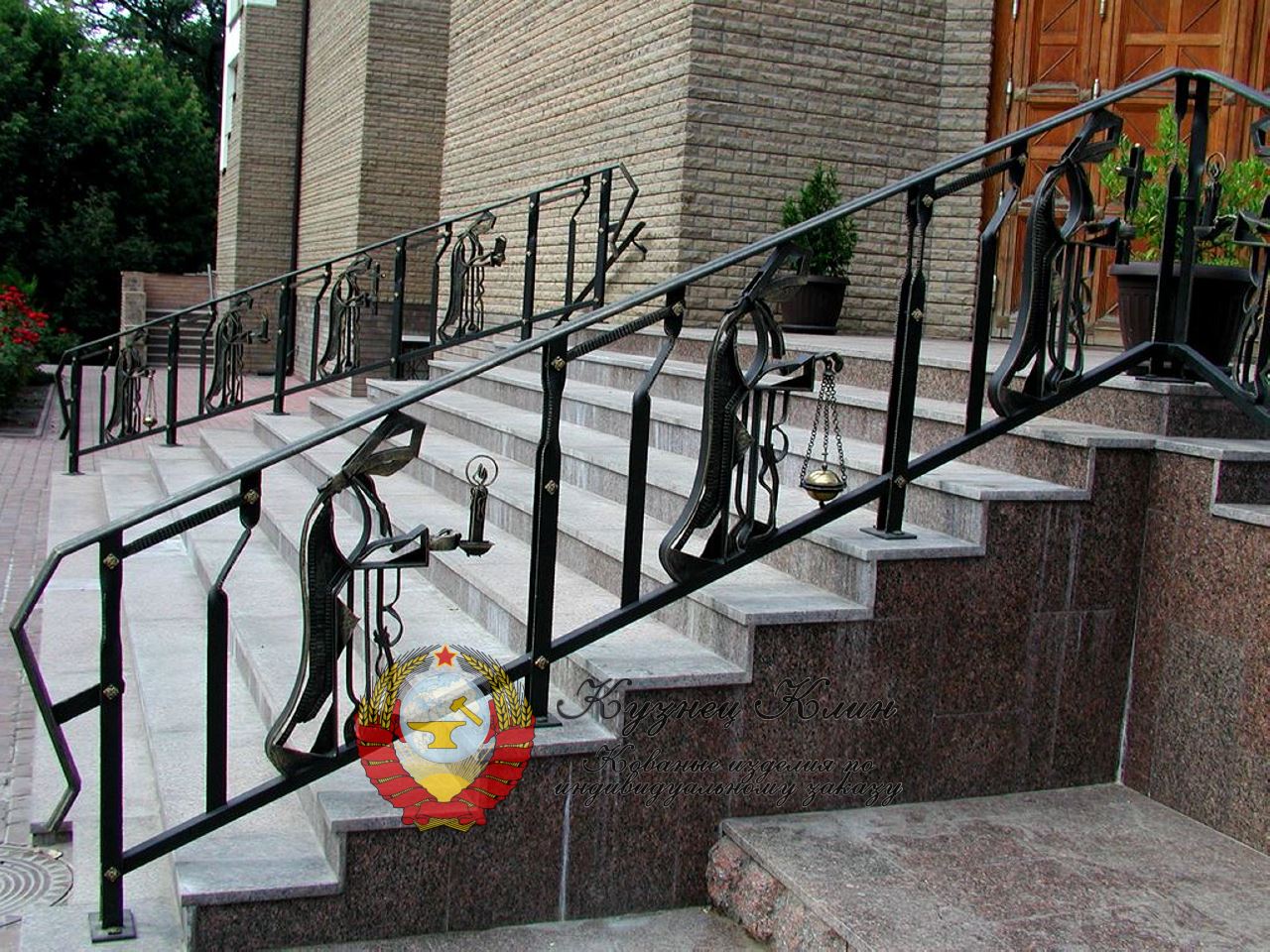 Кованые перила вход в храм