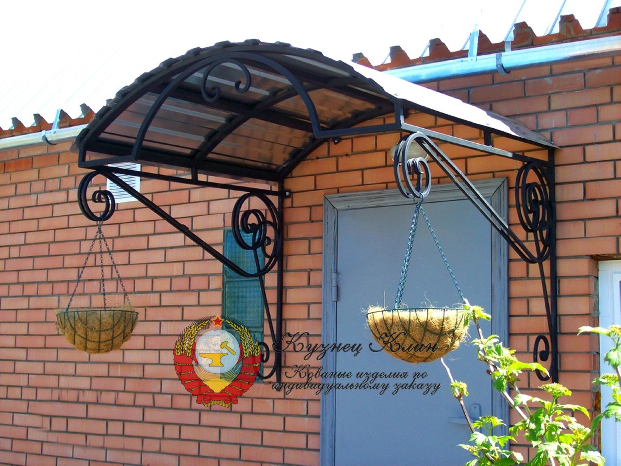 Кованый навес с креплением к стене