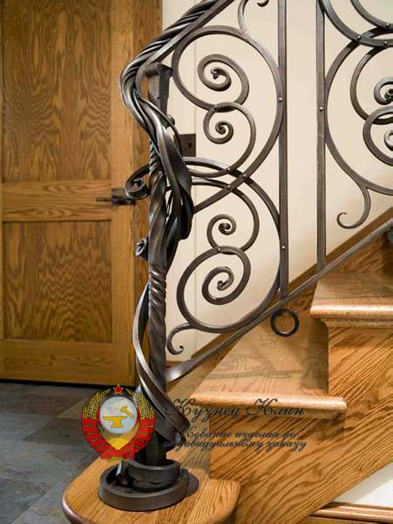 Кованый столб витой с поручнем