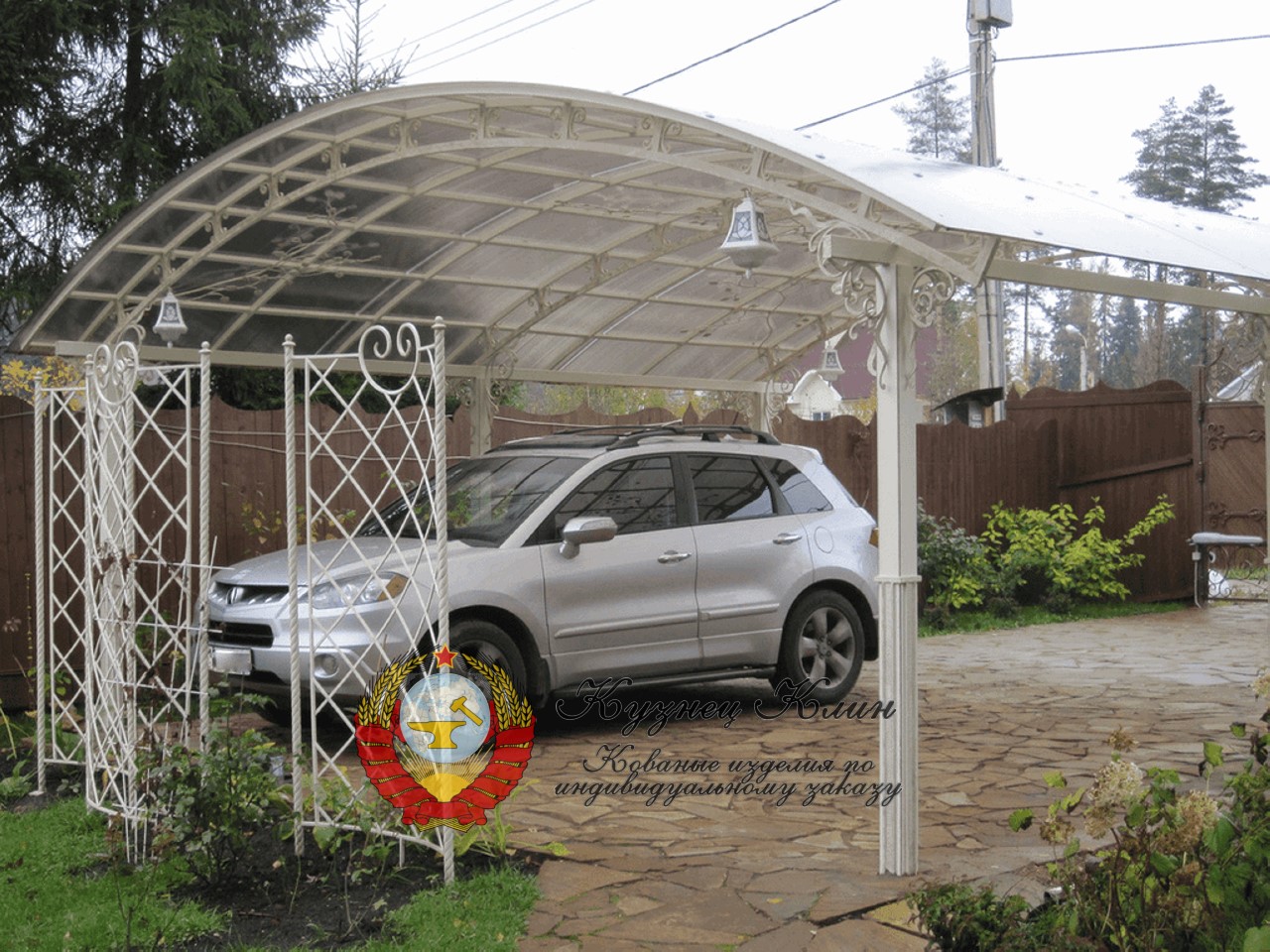 Кованый автонавес в белом цвете с фонарями