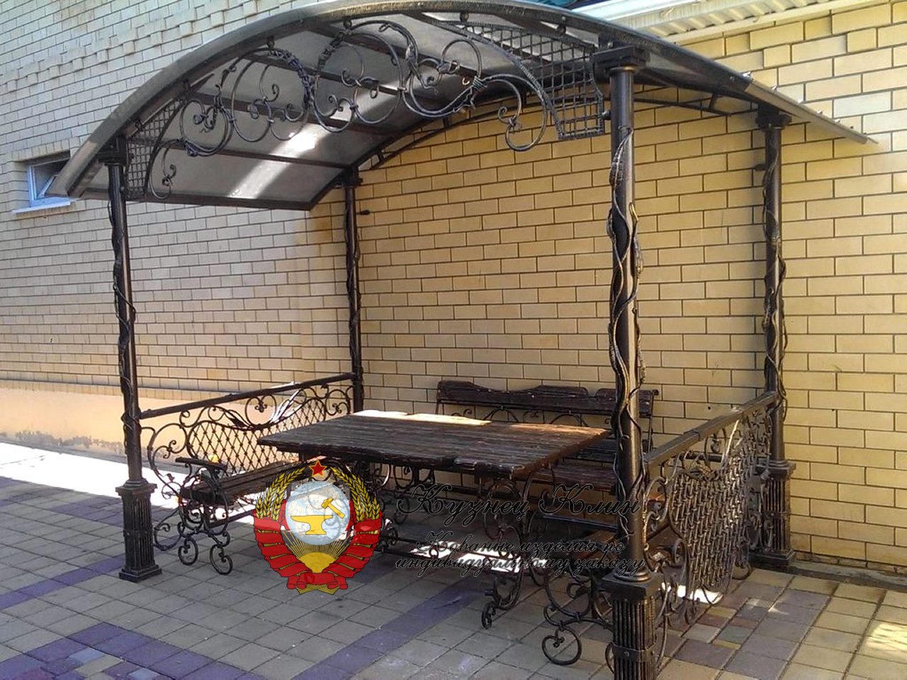 Кованая беседка пристенная с мебелью