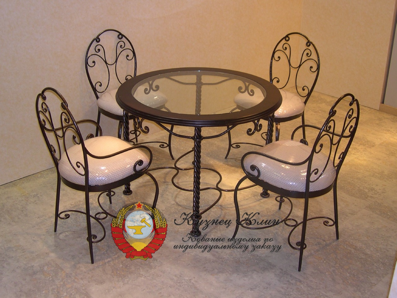 Кованый чайный стол с витыми ножками и стулья