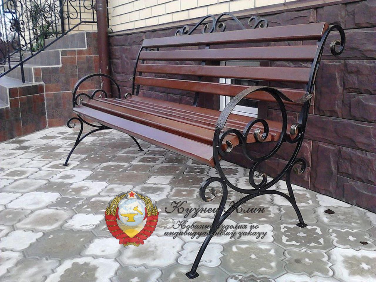 Кованая скамейка в классическом стиле