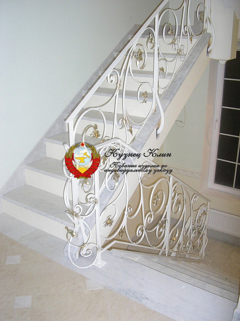 004 Кованые перила цвет белый и патина бронза золотая