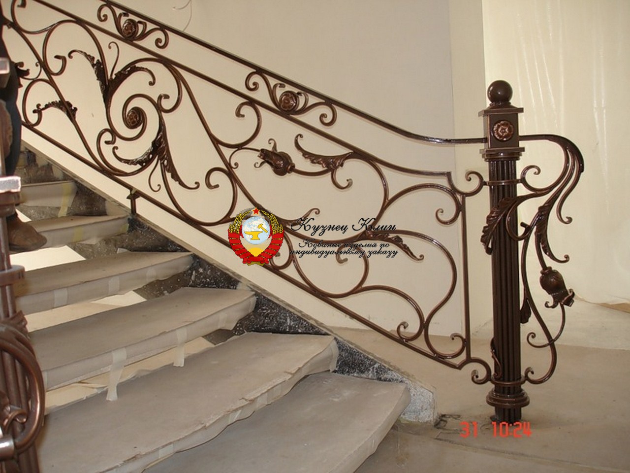 007 Кованые перила цвет коричневый глянец 8017 и патина золотая