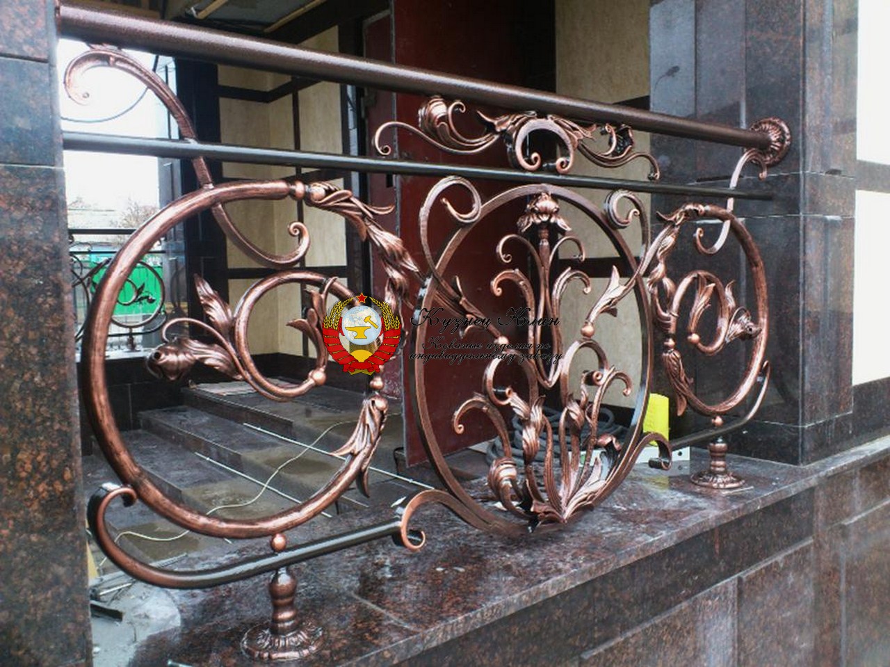 010 Кованые перила цвет медный и патина зеленая