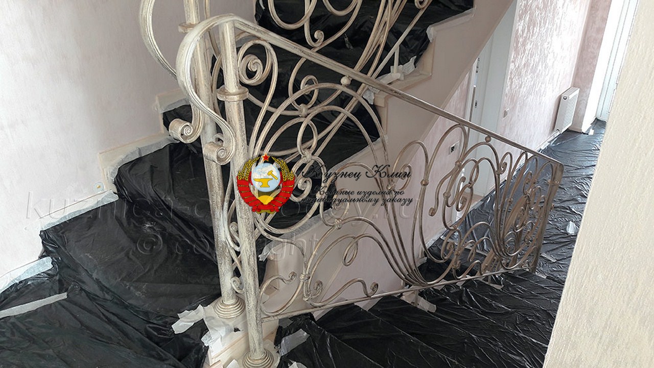 012 Кованые перила цвет слоновой кости и патина золотая