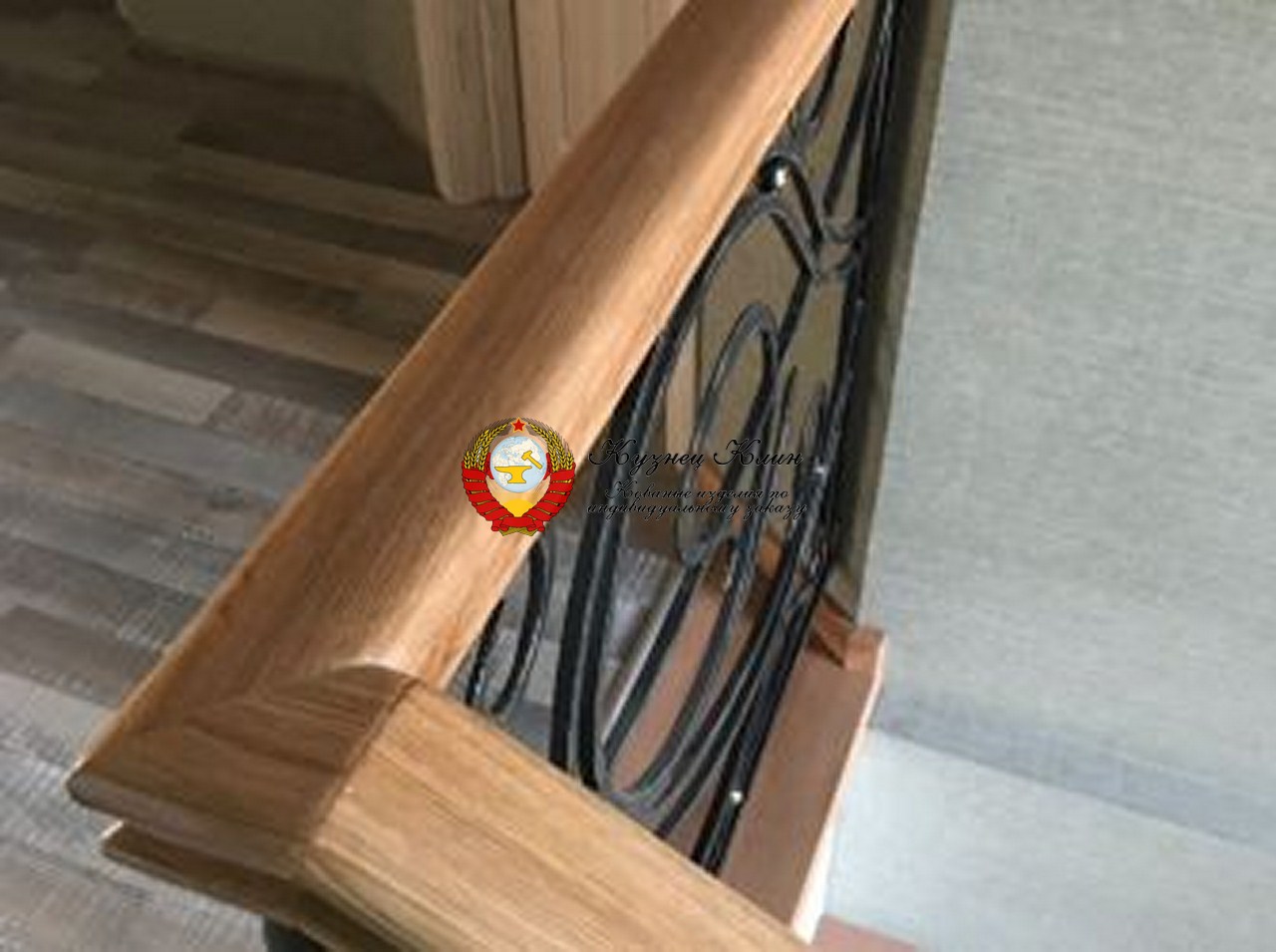 020 Поворот деревянного поручня на кованых перилах